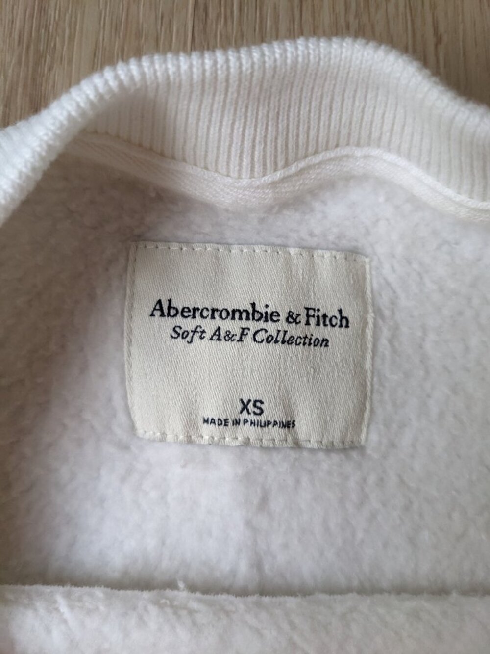 A&F White Cropped Sweatshirt with "Fleurs Hotel" Red Embroidered Vintage Crest - Picture 5 of 8